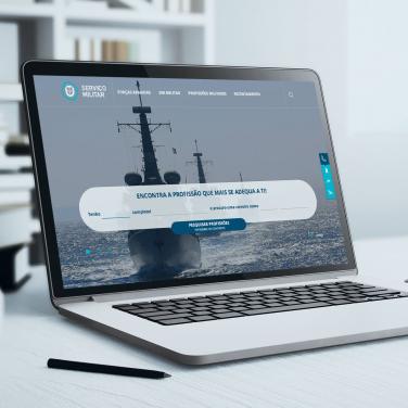 Portátil com imagem do Portal de Recrutamento Militar 
